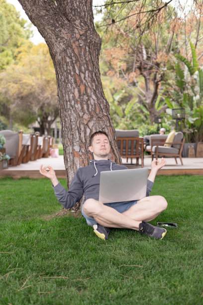 一个在户外用笔记本电脑的年轻人。自由职业者可以在世界任何地方工作图片下载