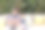 父亲在笔记本电脑上工作，儿子在附近玩耍。自由职业者一边工作，一边观察孩子在大自然中的活动。花时间和孩子在一起。成功的现代家庭。图片下载
