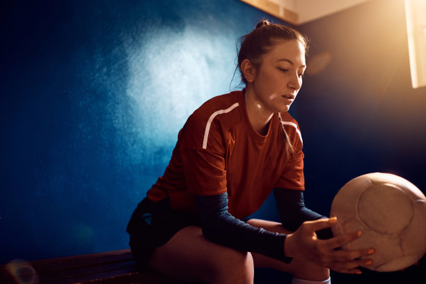 在更衣室进行足球比赛的女球员。图片下载