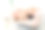 快乐的金发女人躺在米色沙发上，腿翘起来，看着一个数字平板电脑图片下载