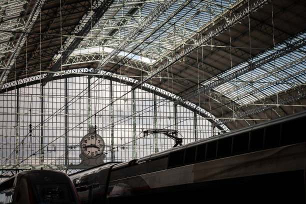 波尔多圣让火车站的旧火车站钟上有选择性的模糊，电动火车准备出发。波尔多圣让火车站是阿基坦和吉伦德的主要火车站。图片下载