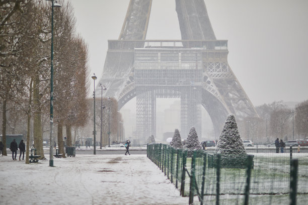 在大雪天欣赏埃菲尔铁塔的风景图片下载