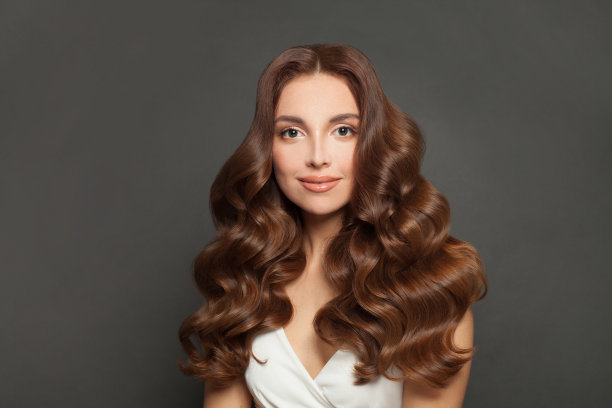 美丽肖像的时尚年轻女性时尚模特长波浪头发图片下载