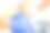 在美容师面前脱皮。面部护理。美容师给女病人敷了一个洁面面膜。图片下载