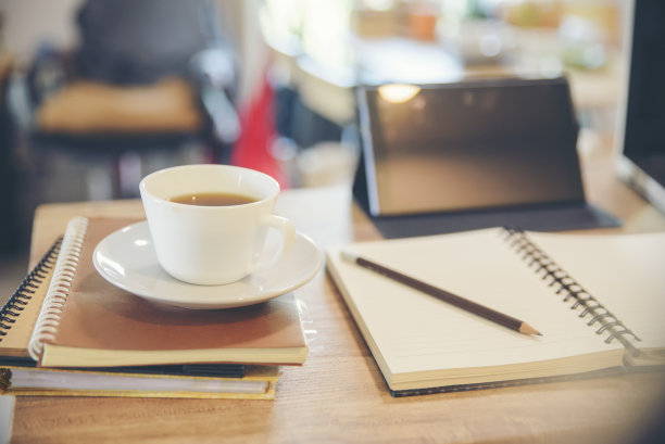 课桌以学生为教育理念。日历，笔记本电脑，铅笔，书，笔记本放在学校桌子上，学生在家在线工作。图片下载