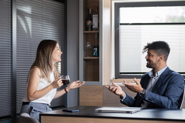 两个商务人士在办公室图片下载