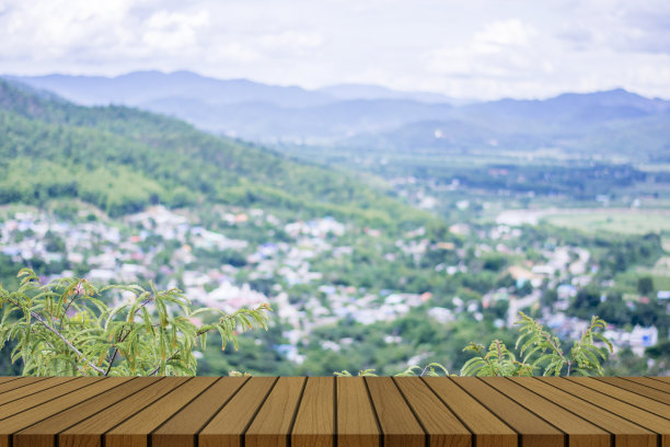 木桌和美景模糊了天空和山脉作为背景图片下载