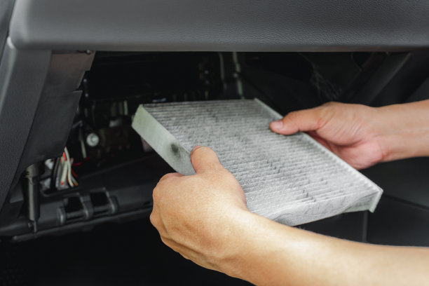 汽车服务理念手拿旧的汽车空气滤清器、空调系统清洁度基本检查汽车服务理念图片下载