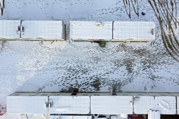 雪下的食物指纹和容器图片下载