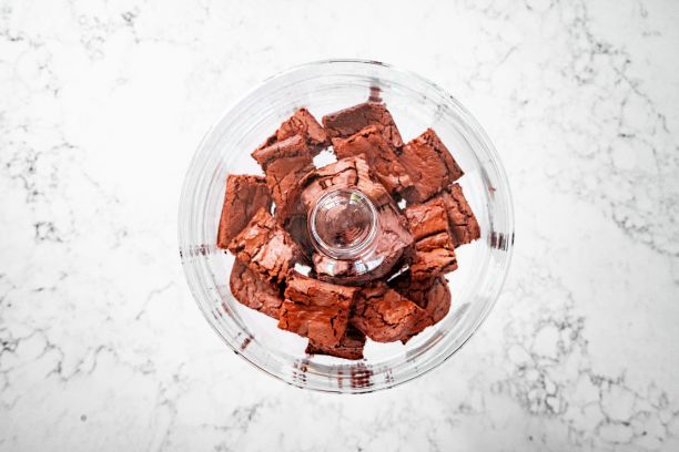 玻璃盘子里布朗尼的顶部照片图片下载