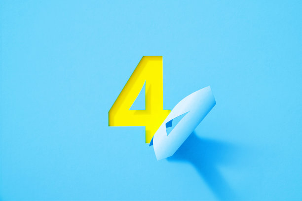 蓝色四号折叠在黄色背景图片下载