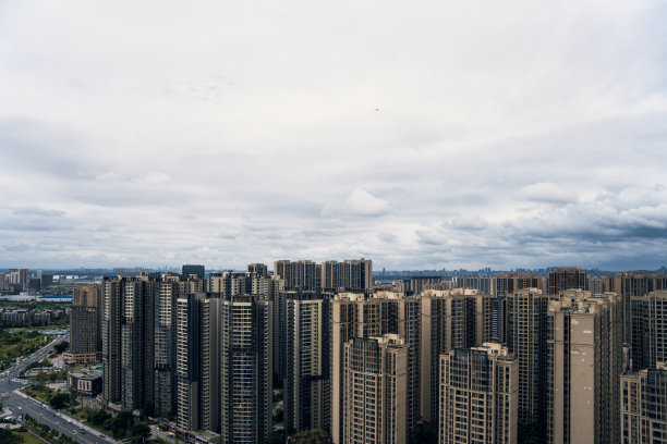 多云的现代城市图片下载