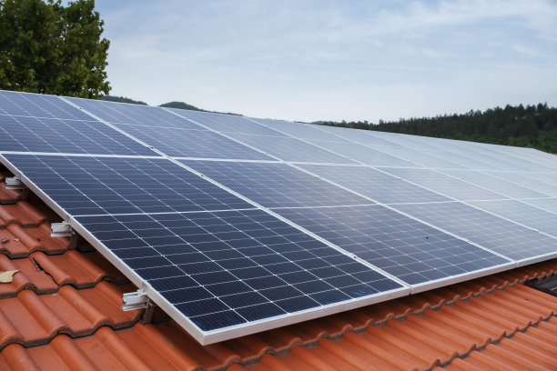 一排排太阳能电池板的细节。图片下载