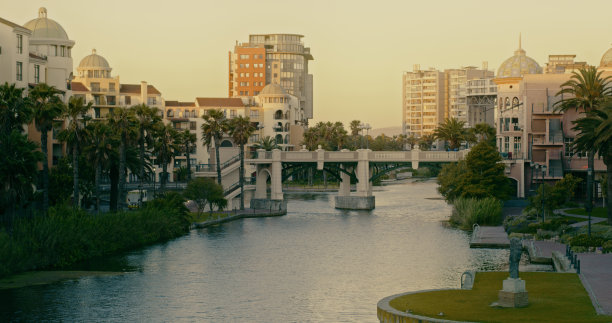 建筑、城市和城市发展的天际线住宅区与公寓楼。现代建筑房地产的公寓社区与空气污染，房屋和酒店的财产图片下载
