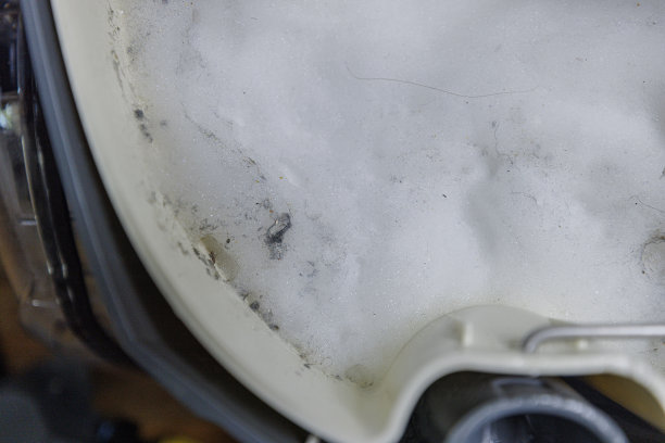 肥皂水用专业吸尘器清洗，沙发洗后脏了。图片下载