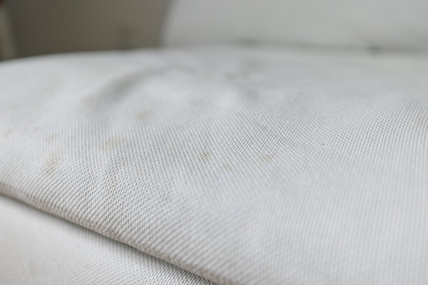 还没干洗的又脏又皱的白色沙发。图片下载