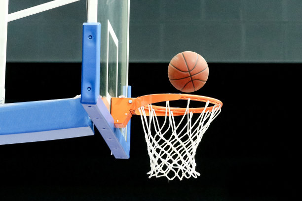 室内篮球网的特写照片。篮和球，运动摄影概念与篮板。图片下载