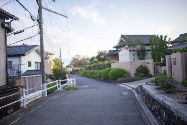 日本郊区的城市景观。农村居民区。模糊的背景。图片下载