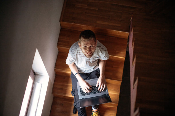 度假时使用笔记本电脑图片下载