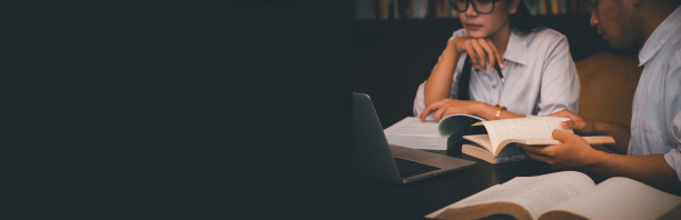 多元群体学生在亚洲学院图书馆一起学习和读书。快乐的多民族女性在大学课堂上寻找知识。教育旗帜的概念。图片下载