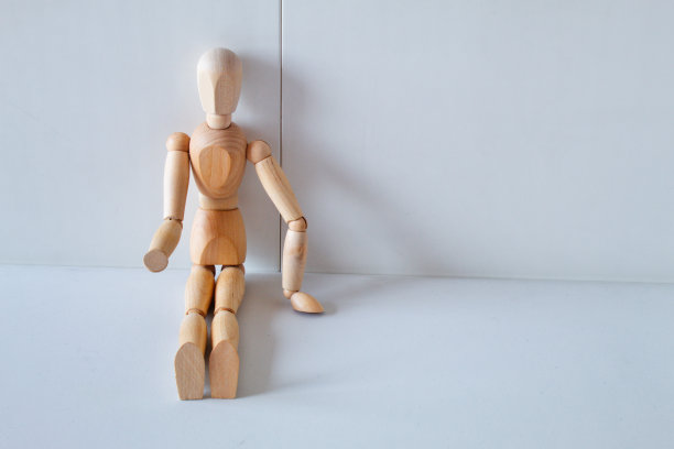 孤独，贫穷和被遗弃的概念与一个木制的娃娃问作为一个模型图片下载