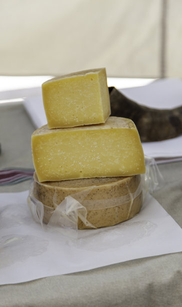 市场上的腌奶酪图片下载