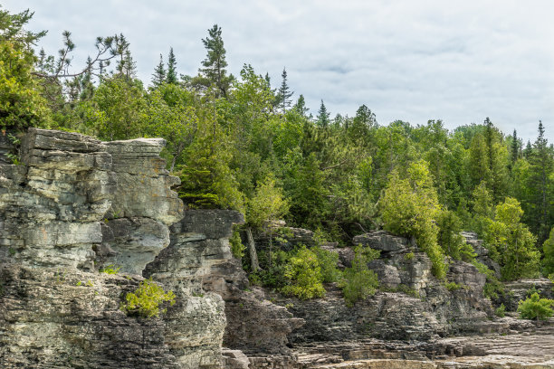 加拿大安大略省布鲁斯半岛国家公园的印第安头湾附近的洞穴，布鲁斯步道，乔治湾步道和塞浦路斯湖在托博莫里旅游景点。加拿大留守假期。图片下载
