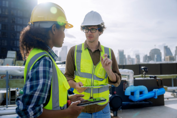 一组工程师正在检查大型建筑物或工业厂房的空调冷却系统。图片下载
