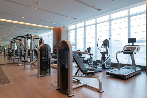 现代光健身房。图片下载