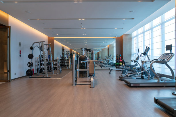 现代光健身房。图片下载