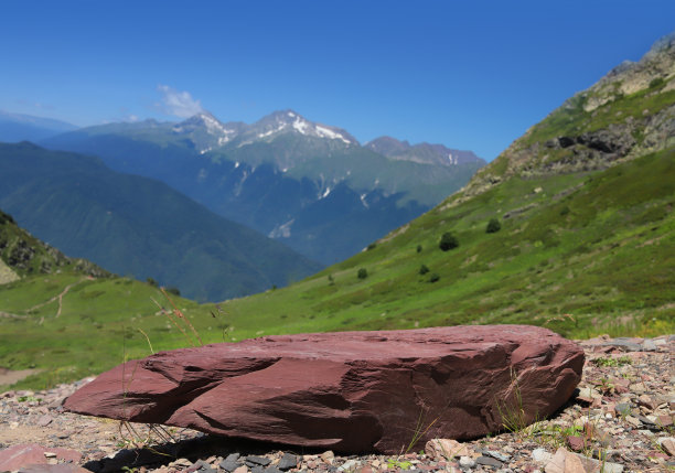 拥有山景的石墩。商品展柜:有陈列商品舞台的前展柜台座:展示商品的台座高质量的照片图片下载