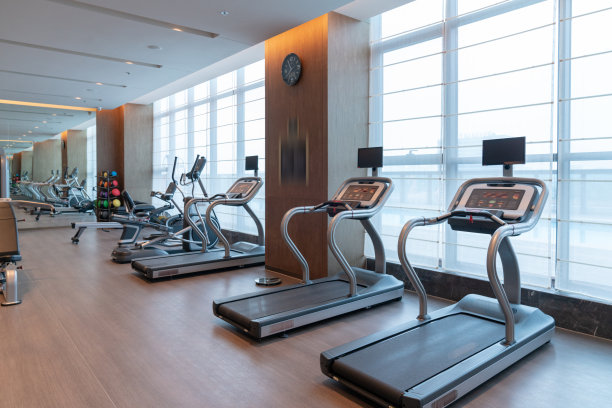 现代光健身房。图片下载