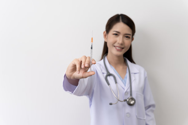 肖像。开朗开朗的亚裔女医生，与白人背景隔绝。图片下载