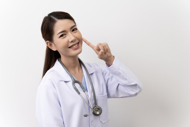 肖像。开朗开朗的亚裔女医生，与白人背景隔绝。图片下载