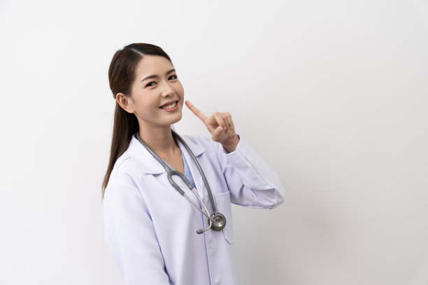 肖像。开朗开朗的亚裔女医生，与白人背景隔绝。图片下载