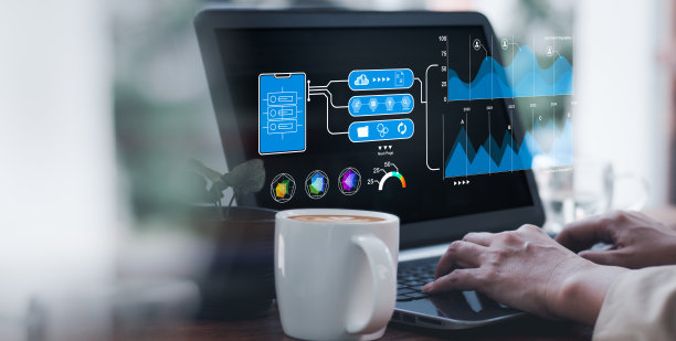 计算机，分析师使用商业分析和数据管理系统创建包含kpi的报告，指标链接到数据库。财务、运营、销售、市场营销都是公司战略的一部分图片下载