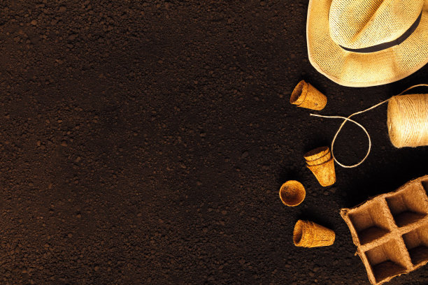 园艺工具放在土壤上。帽子泥炭锅缠绕图片下载