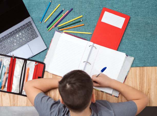 孩子在家里用笔记本和笔记本电脑学习的俯视图。空白空间复制图片下载