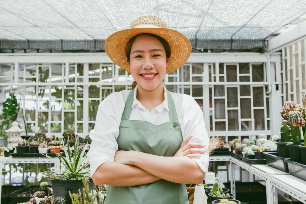 肖像年轻的亚洲女性中小企业小企业企业家为仙人掌种植农场业主微笑图片下载