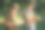 在城市公园里的学生肖像，十几岁的学童一个男孩和一个女孩走在穿过公园的小路上，阅读书籍，教育和回到学校的概念图片下载