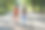 学生肖像在一个城市公园，十几岁的学童一个男孩和一个女孩走在一条小路，后视图图片下载