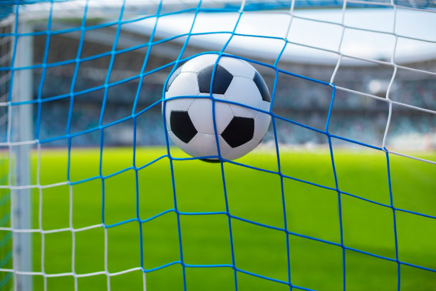 球网和绿色背景的足球，这张照片可以用于足球，运动，目标，得分，射门和目标的商业概念图片下载