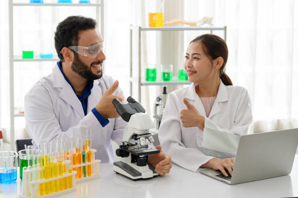 两位科学家在实验室里竖起大拇指，表示非常棒图片下载
