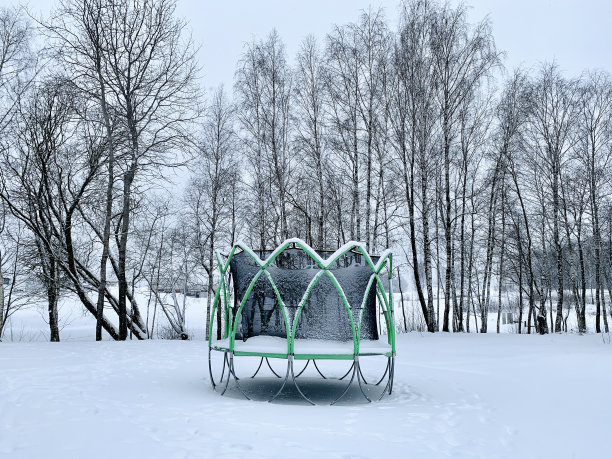 冬天花园里被遗弃的蹦床图片下载