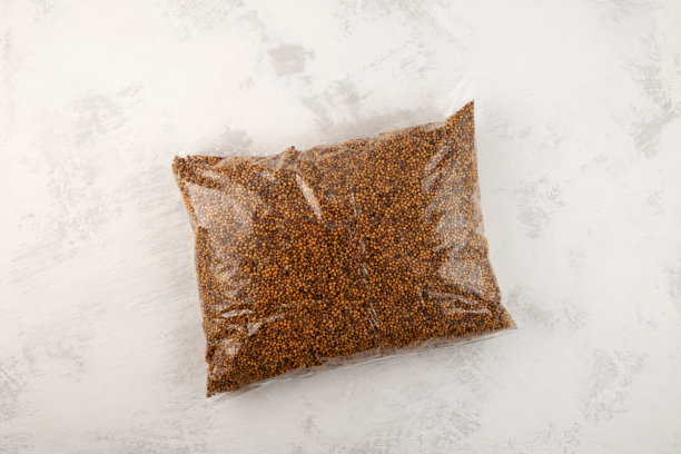 白色芥菜籽装在透明塑料袋里。芥菜种子是土壤有机质富集的良好立地条件。它们具有杀真菌和杀菌的特性图片下载