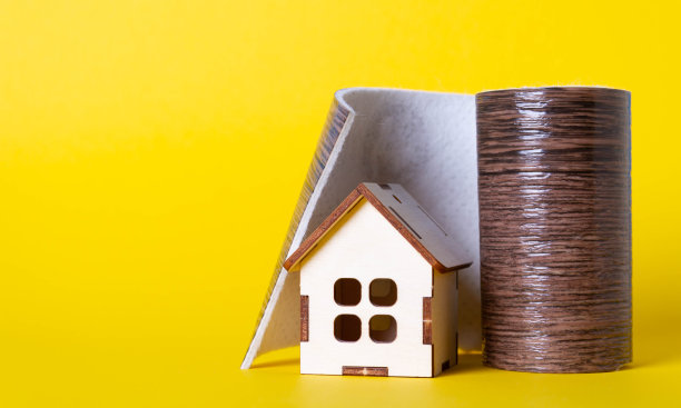 木制房子的地板覆盖物油毡和一座小房子。图片下载