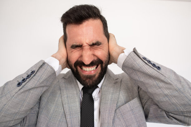 恼怒的大胡子闭上耳朵图片下载