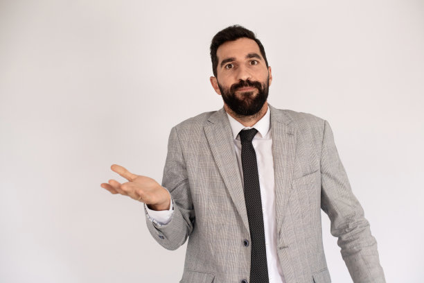 目瞪口呆的大胡子男子肖像图片下载