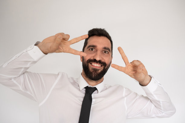 有胡子的社交男子肖像图片下载