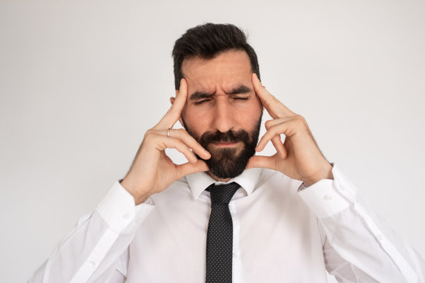 演播室里深思熟虑的大胡子男人图片下载